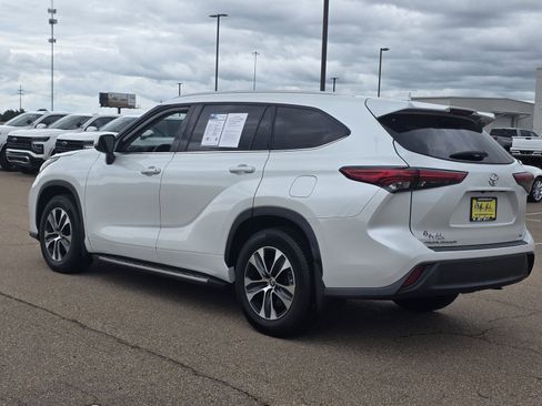 Used 2022 Toyota Highlander XLE FWD image 7