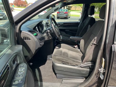 Used 2017 Dodge Grand Caravan SE FWD image 10
