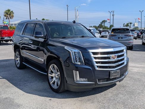 Used 2020 Cadillac Escalade Luxury AWD/4WD image 3