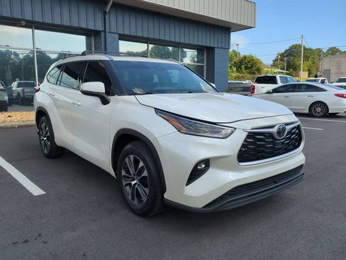 Used 2021 Toyota Highlander XLE FWD image 3