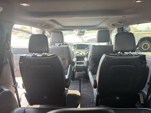 Used 2025 Chrysler Pacifica Limited FWD image 12