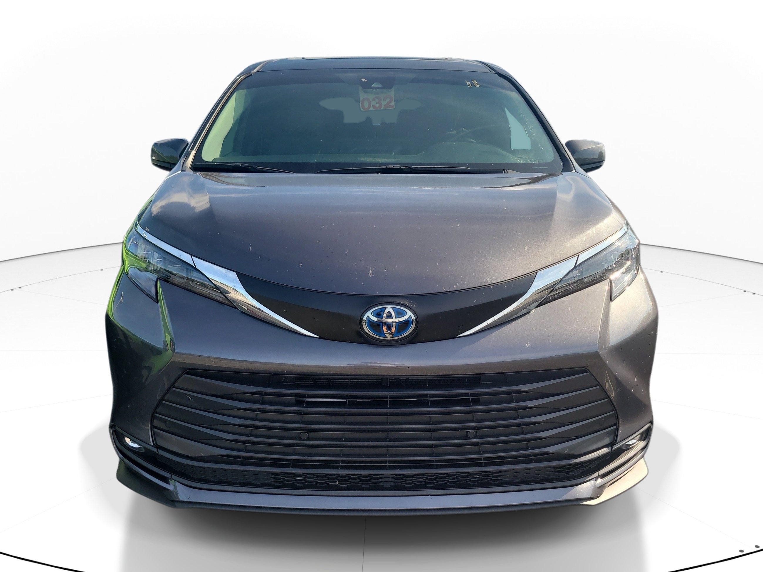 Used 2025 Toyota Sienna XLE FWD image 2