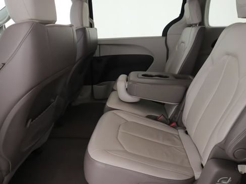 Used 2017 Chrysler Pacifica Touring-L FWD image 26