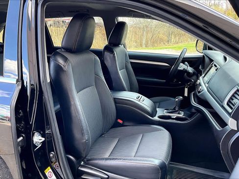 Certified 2018 Toyota Highlander Plus w/ Carpet Mat Package (TMS) AWD/4WD image 8