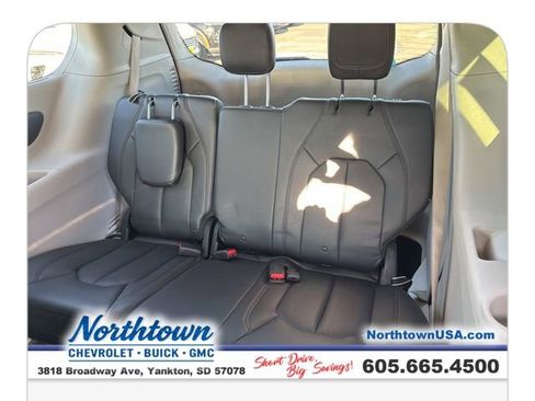 Used 2018 Chrysler Pacifica Touring-L image 17
