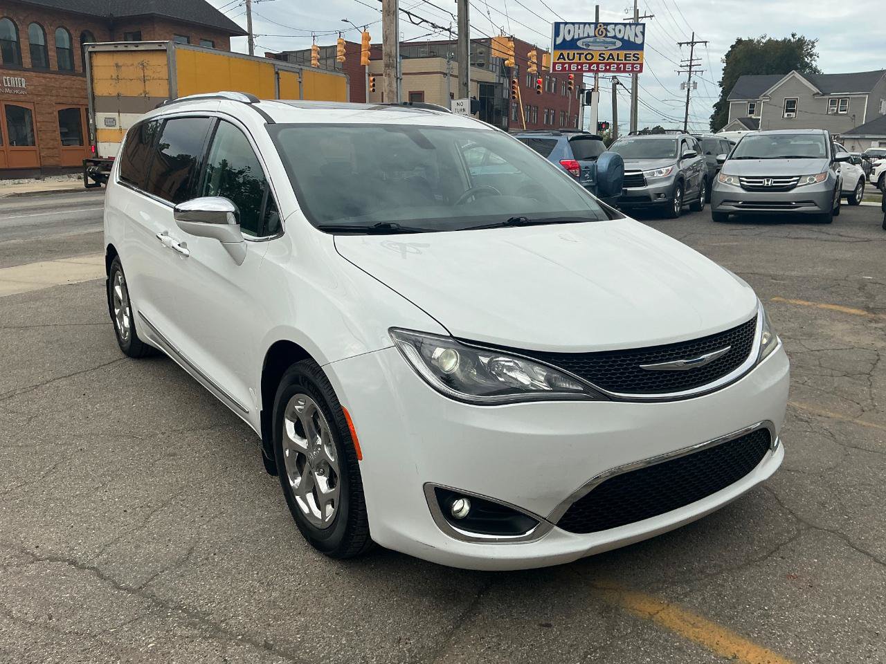 Used 2018 Chrysler Pacifica Limited FWD image 2