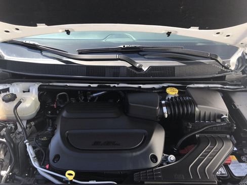 Used 2024 Chrysler Pacifica Touring-L FWD image 8