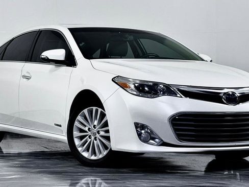 Used 2013 Toyota Avalon Limited w/ Technology Pkg FWD image 2