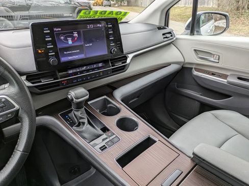 Used 2023 Toyota Sienna XLE image 19