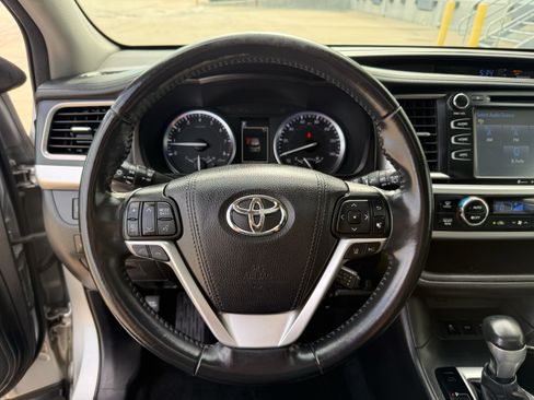 Used 2017 Toyota Highlander SE w/ Carpet Mat Package AWD/4WD image 14