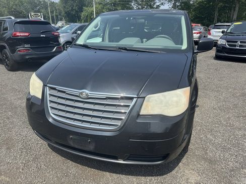 Used 2010 Chrysler Town & Country LX image 3