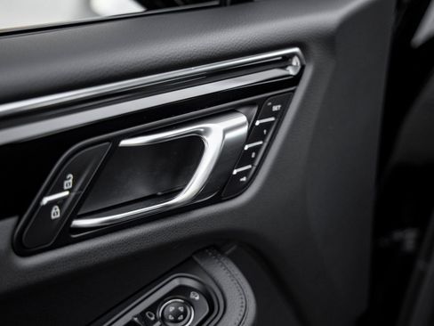 Certified 2026 Porsche Macan AWD/4WD image 22