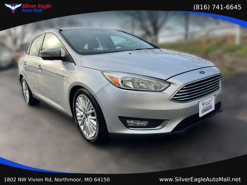 Used 2017 Ford Focus Titanium FWD image 3