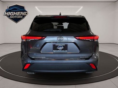 Used 2021 Toyota Highlander XLE AWD/4WD image 5