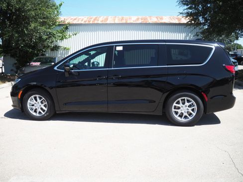 New 2025 Chrysler Pacifica Select w/ Uconnect Theater Family Group image 2