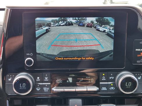 Used 2023 Toyota Highlander XLE AWD/4WD image 13