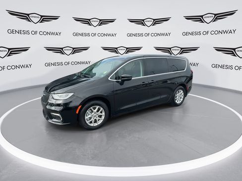 Used 2024 Chrysler Pacifica Touring-L FWD image 4