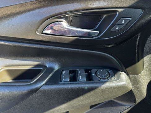 Used 2018 Chevrolet Equinox LT FWD image 20