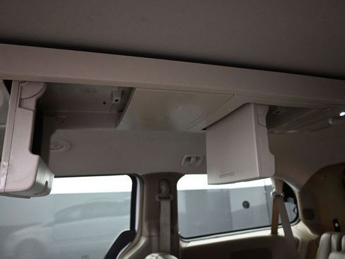 Used 2014 Chrysler Town & Country Touring image 31