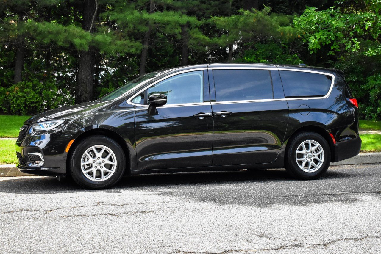 Used 2024 Chrysler Pacifica Touring-L FWD image 4