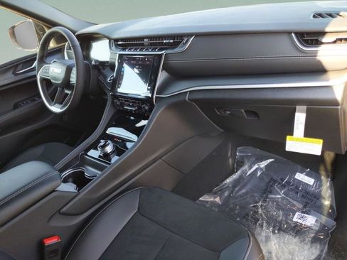 New 2025 Jeep Grand Cherokee Altitude RWD image 30