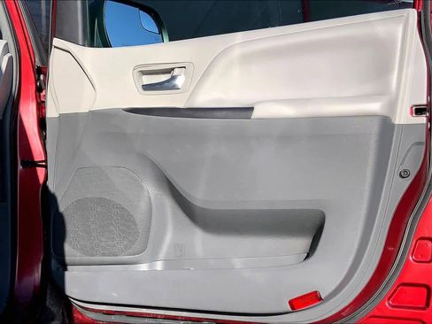 Used 2019 Toyota Sienna LE image 23