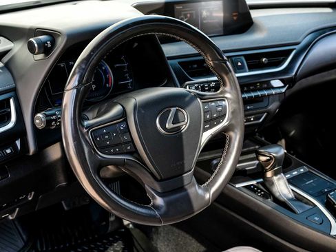 Used 2019 Lexus UX 200 image 18