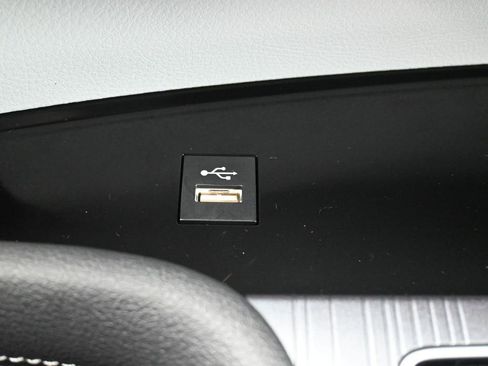 Used 2025 Toyota Sienna LE w/ LE Plus Package image 24