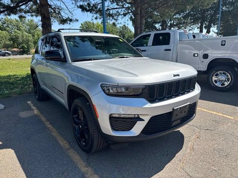 Used 2025 Jeep Grand Cherokee Limited w/ Black Appearance Package AWD/4WD image 5