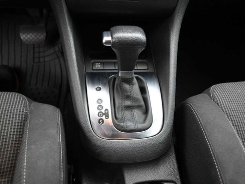 Used 2010 Volkswagen Golf 4-Door FWD image 11