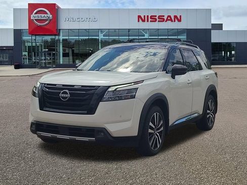 Used 2023 Nissan Pathfinder Platinum AWD/4WD image 3