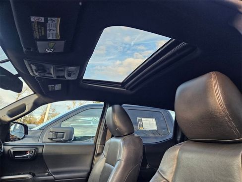 Used 2017 Toyota Tacoma image 31