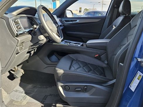 Certified 2025 Volkswagen Atlas Cross Sport SE image 5