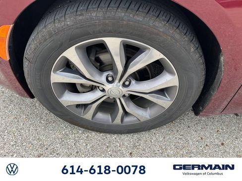 Used 2018 Chrysler Pacifica Limited w/ Tire & Wheel Group FWD image 21