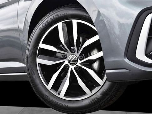 Used 2025 Volkswagen Jetta SE FWD image 3