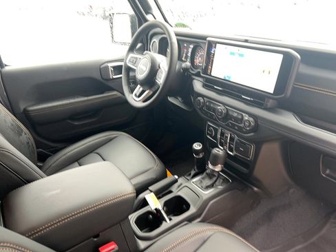 New 2026 Jeep Wrangler Unlimited Sahara AWD/4WD image 32