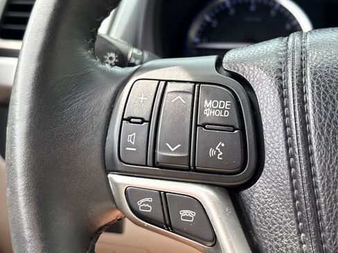 Used 2014 Toyota Highlander XLE FWD image 19