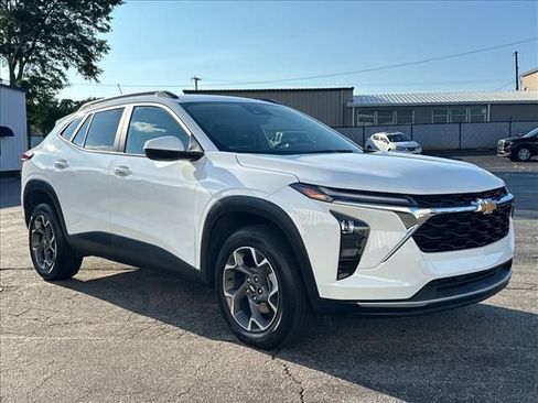 Certified 2025 Chevrolet Trax LT w/ Driver Confidence Package FWD image 2