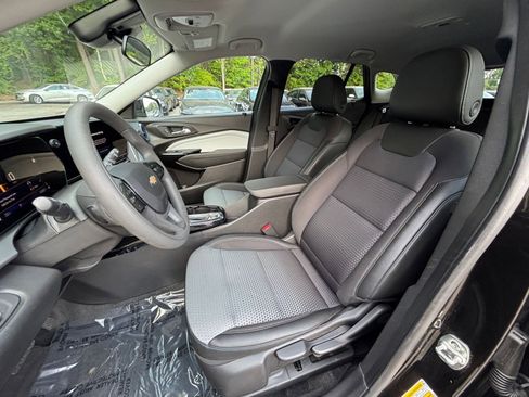 Used 2025 Chevrolet Trax LT FWD image 37