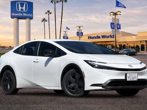 Used 2025 Toyota Prius LE FWD image 2