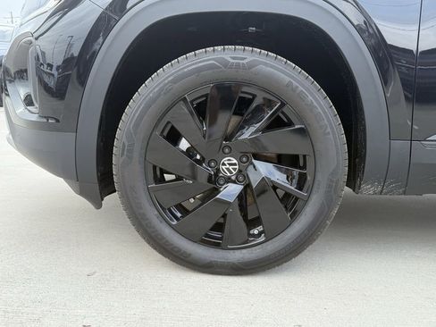 New 2026 Volkswagen Atlas Cross Sport SE FWD image 4