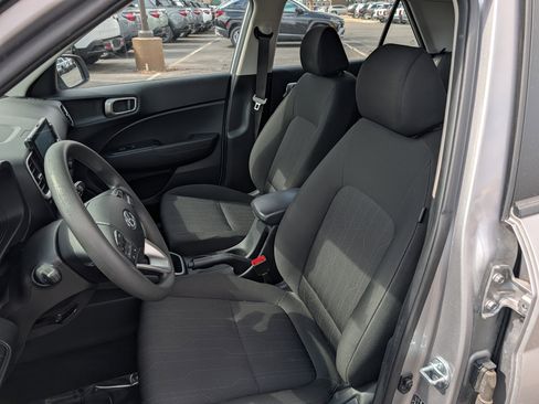 Certified 2023 Hyundai Venue SE image 9