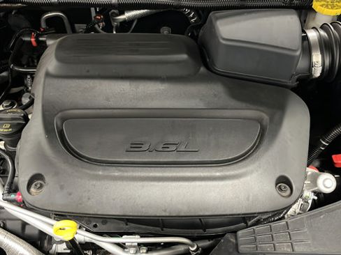 Used 2023 Chrysler Pacifica Touring-L FWD image 27