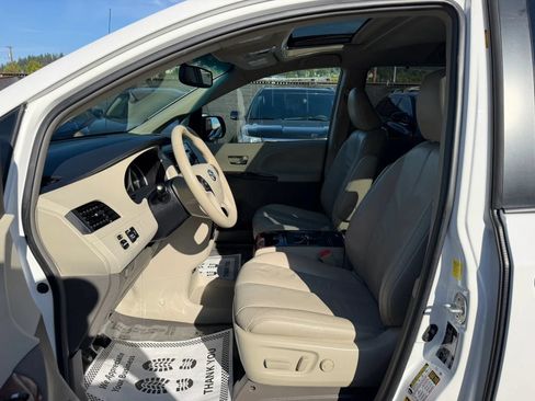 Used 2011 Toyota Sienna XLE AWD/4WD image 10