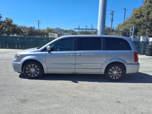 Used 2014 Chrysler Town & Country S FWD image 4