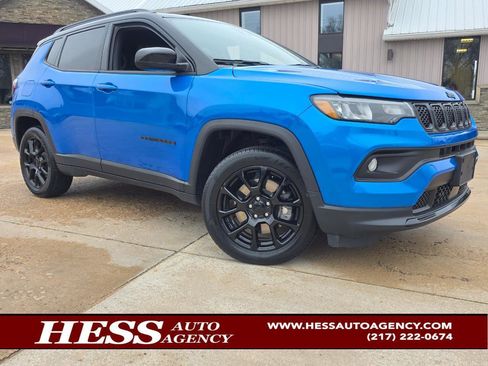 Used 2023 Jeep Compass Latitude image 1
