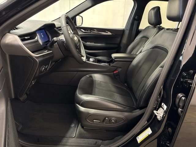Used 2023 Jeep Grand Cherokee Altitude AWD/4WD image 12