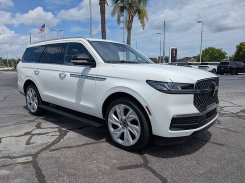 Used 2025 Lincoln Navigator Reserve AWD/4WD image 2