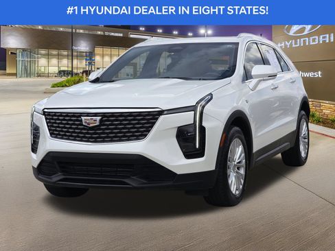 Used 2024 Cadillac XT4 Luxury w/ Cold Weather Package FWD image 2