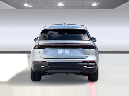 Used 2024 Lincoln Nautilus Premier image 9